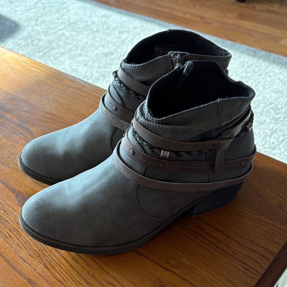 SO Charcoal Gray Ankle Booties with Wrapped Strap Detail size 9